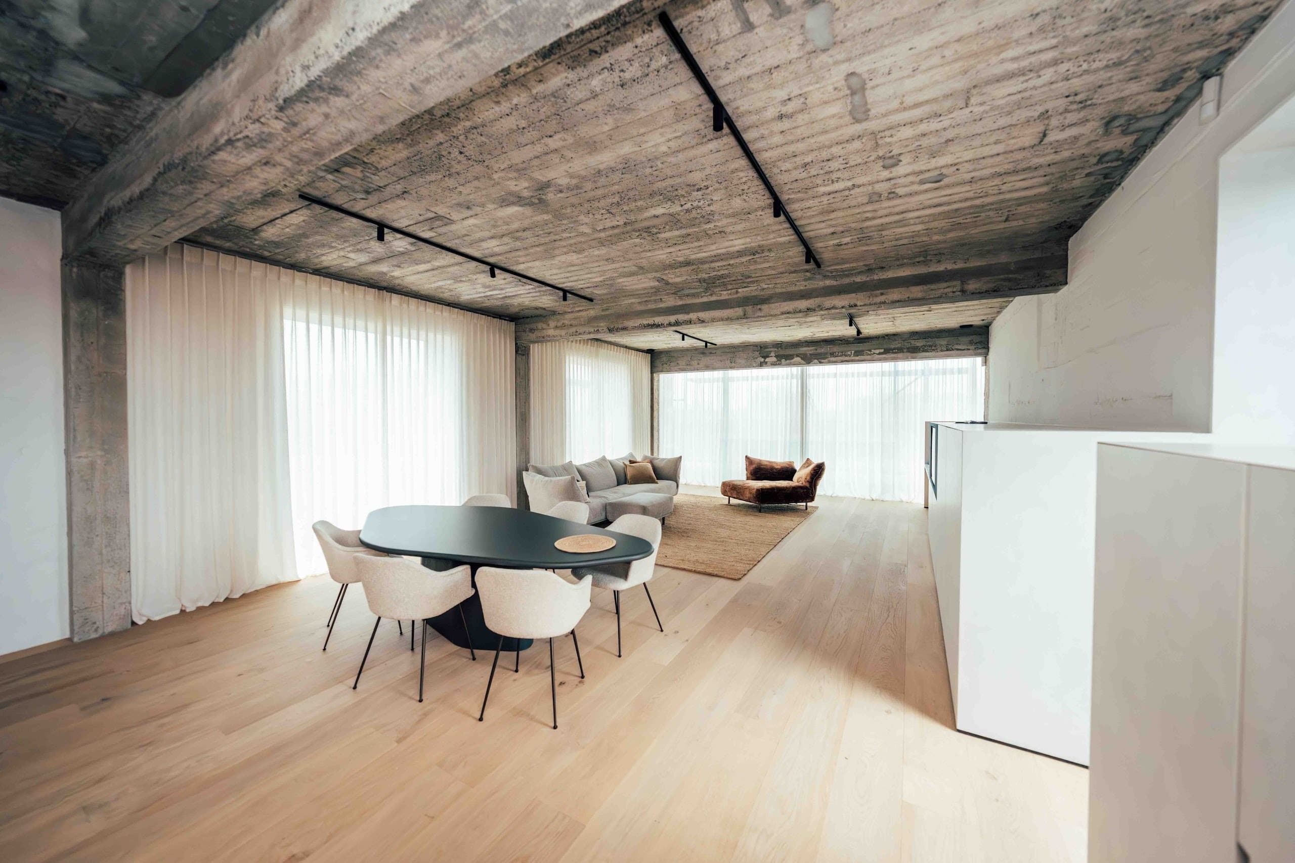 Modern interieur met maatwerk gordijnen en zonwering van Lian
