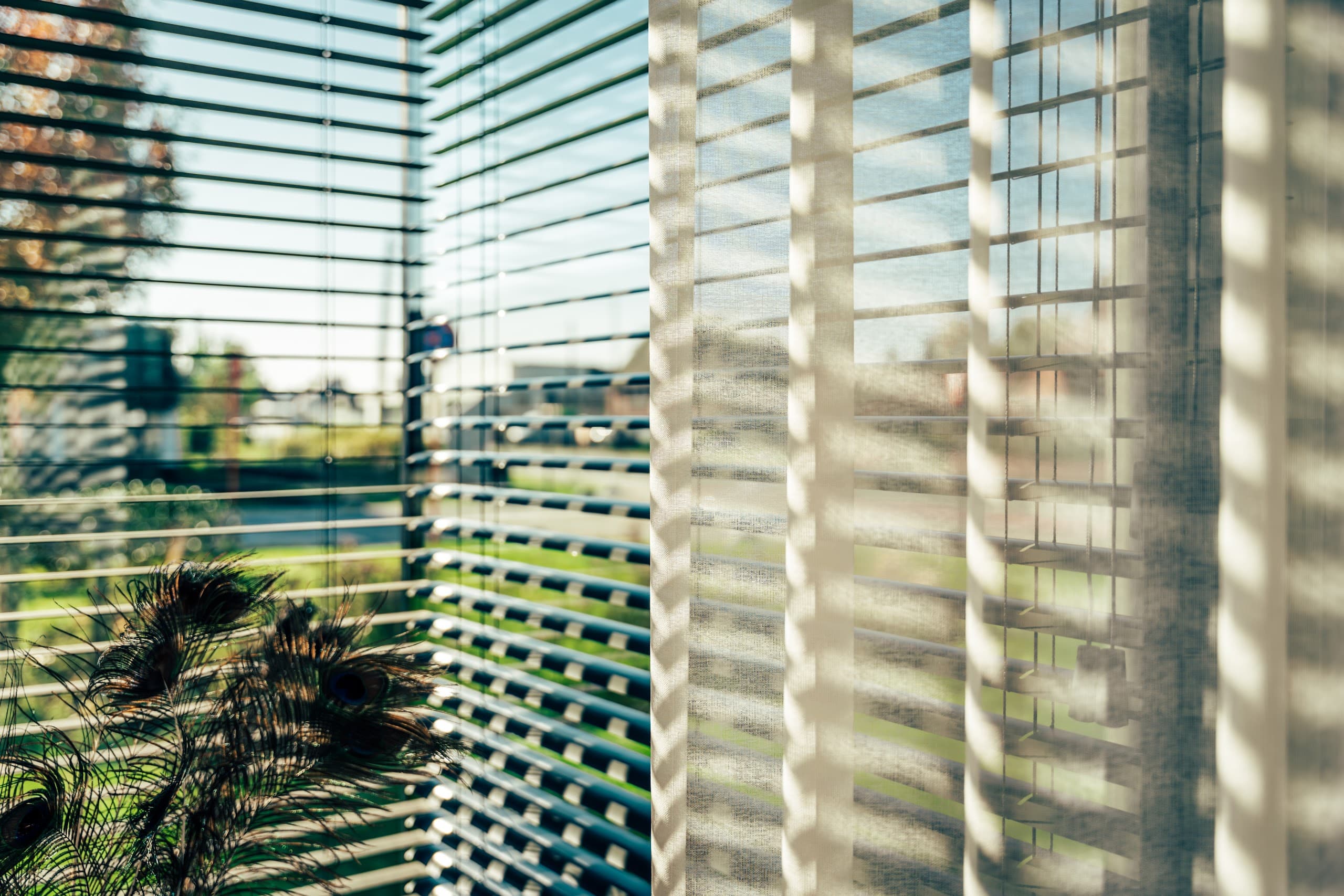 Venetiaanse jaloezieën die het daglicht doseren