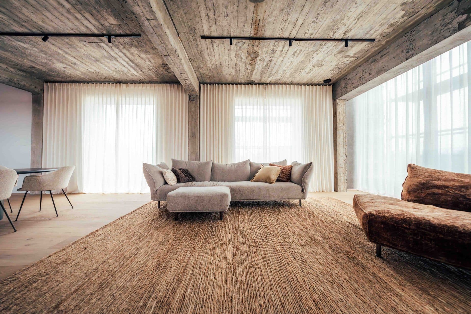 Woonkamer met maatwerk gordijnen en zonwering van Lian