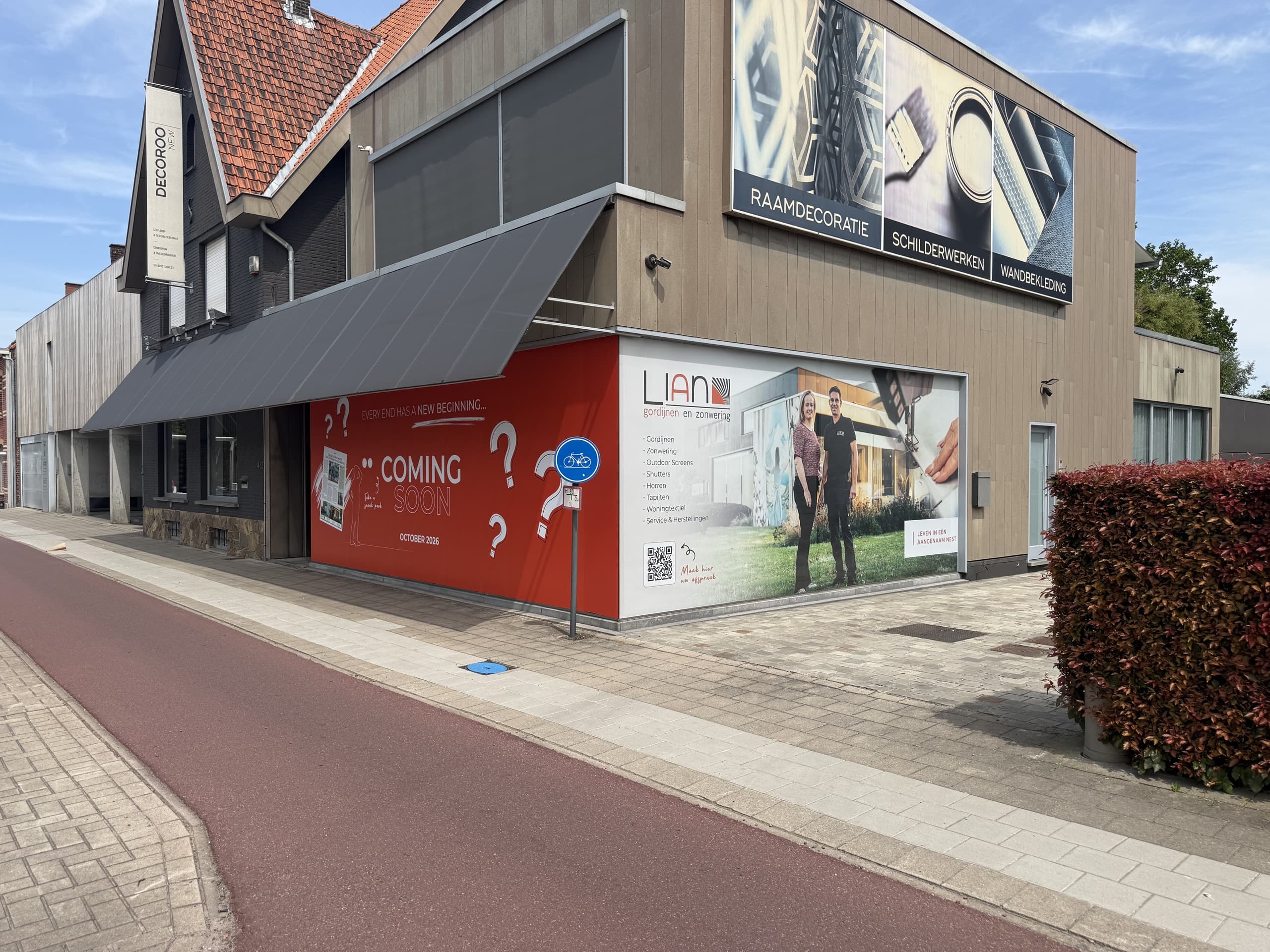 De nieuwe toonzaal van Lian in Roeselare met gevelbanner en aankondiging.
