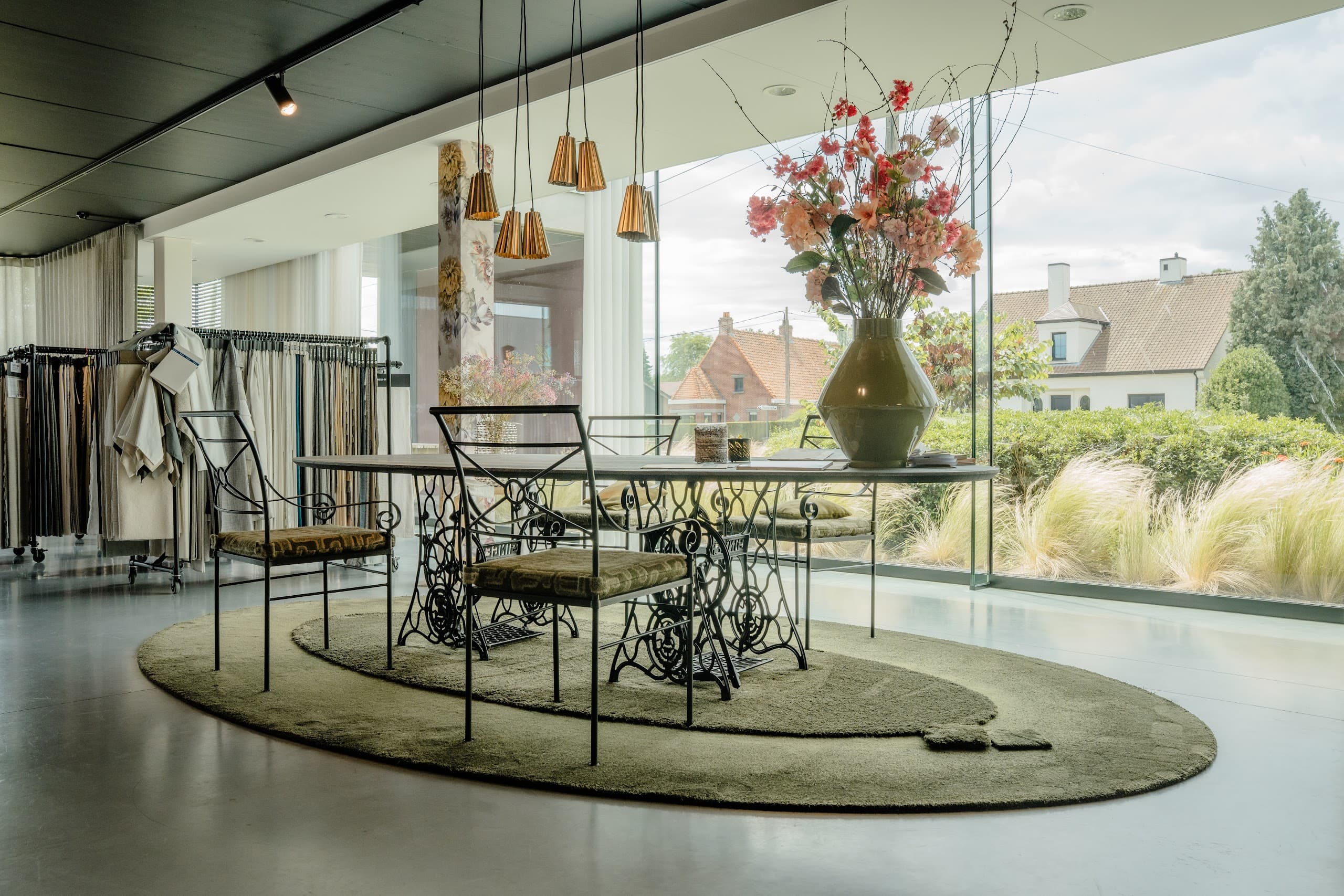 De ruime toonzaal van Lian op de site in Meulebeke.