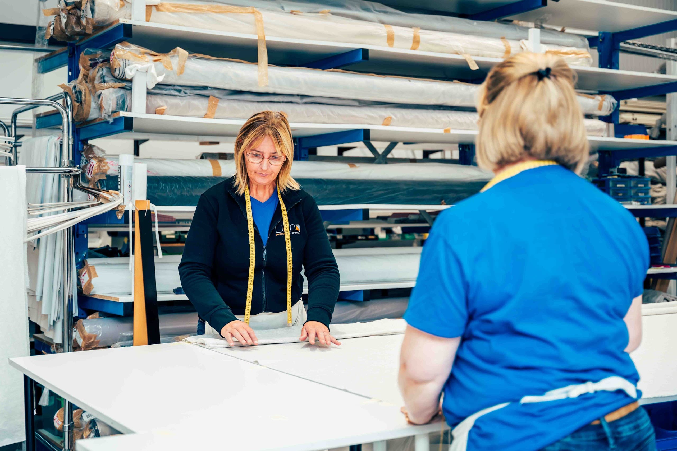Twee medewerksters van Lian aan het werk in het atelier