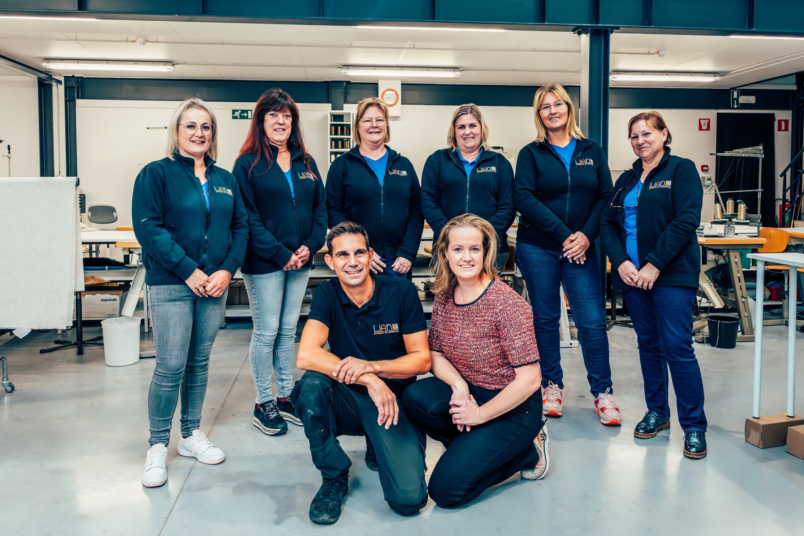 Het team van Lian in het atelier