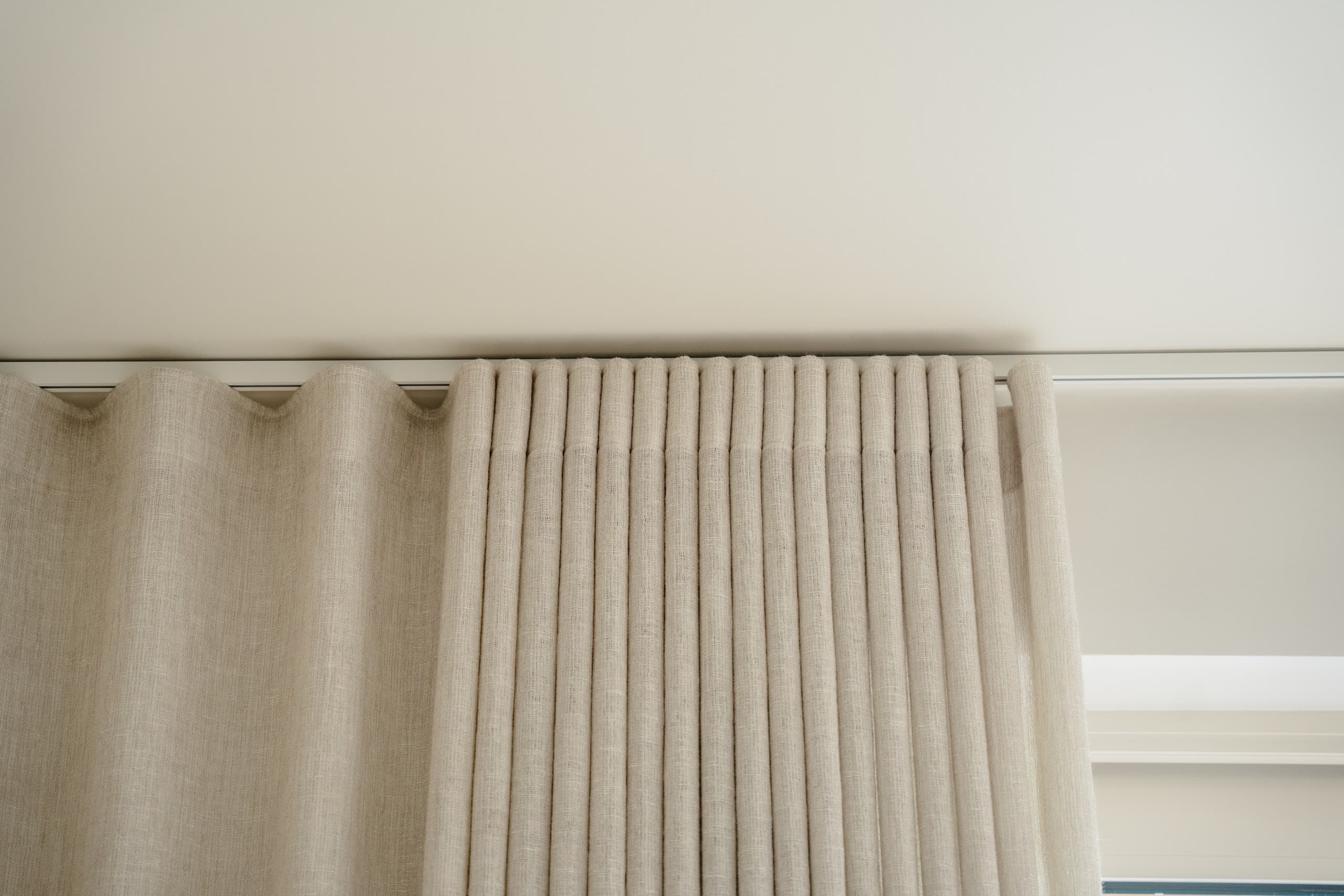 Detail van de bovenrail met de regelmatige wave plooi